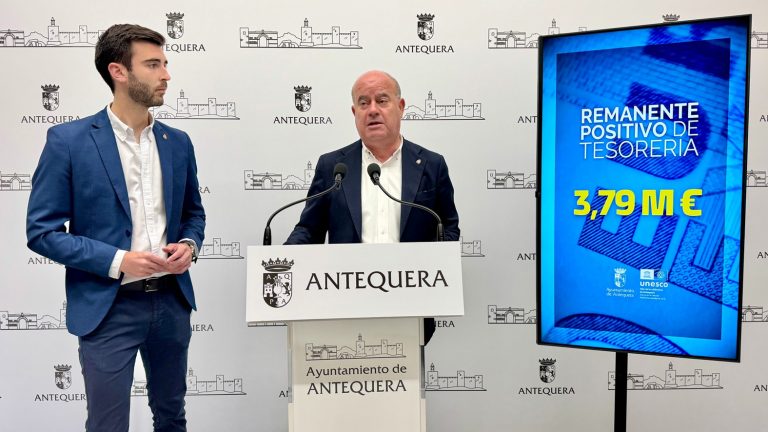 El alcalde Manolo Barón junto a José Manuel Fernández, edil de Hacienda, presentando los datos de la liquidación presupuestaria del Ayuntamiento de Antequera (junio 2025)