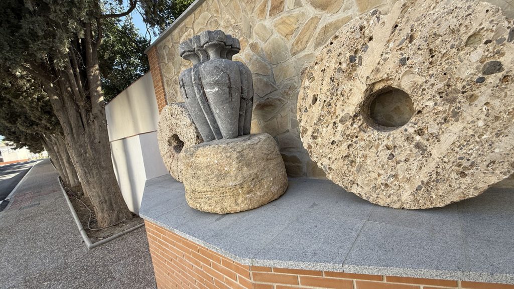 Elementos del patrimonio histórico de Bobadilla instaladas tras la remodelación de la calle San Rafael (junio 2025)
