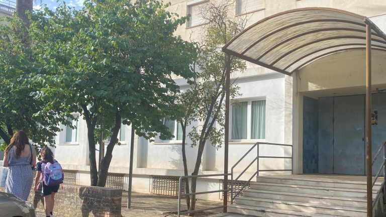 Entrada del antiguo centro de salud del Campillo Bajo de Antequera (junio 2025)