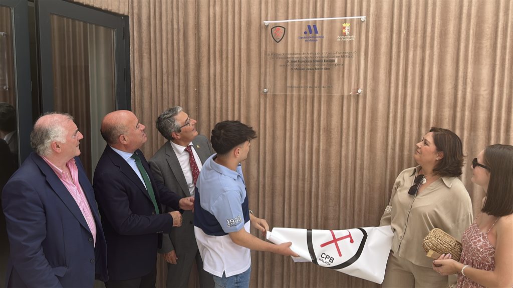 La familia José Gil descubriendo la placa que recuerda la denominación del nuevo Parque de Bomberos de Antequera (junio 2025)