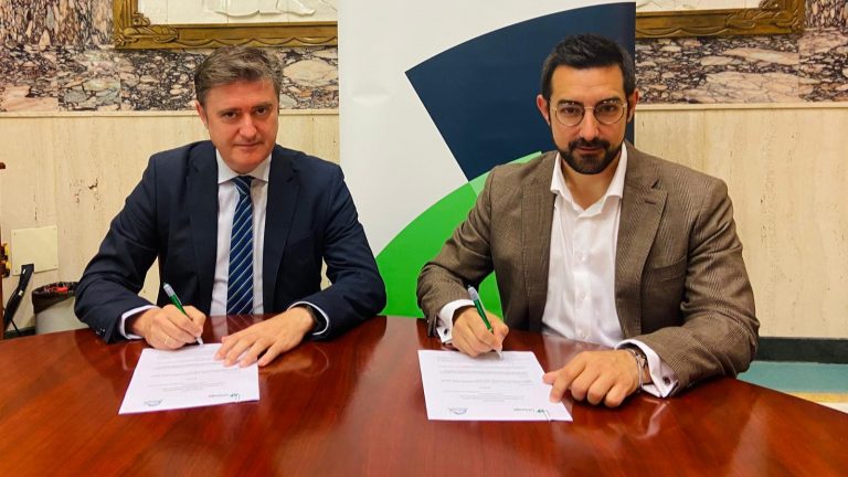 Manuel Artacho, director de Zona Málaga Interior de Unicaja, y Jorge del Pino, presidente de la ACIA, firmando el acuerdo