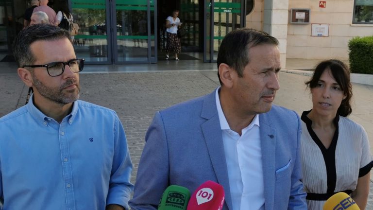 Manuel Lara, alcalde de Cuevas Bajas, junto Kiko Calderón y Noemí Escobar, ediles del PSOE de Antequera (junio 2025)