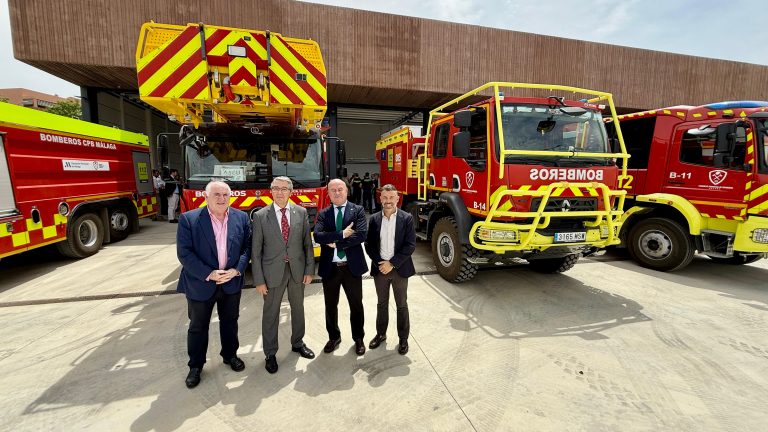 Manuel Marmolejo, Francisco Salado, Manolo Barón y Juan Rosas en el nuevo Parque de Bomberos 'José Gil' de Antequera (junio 2025)
