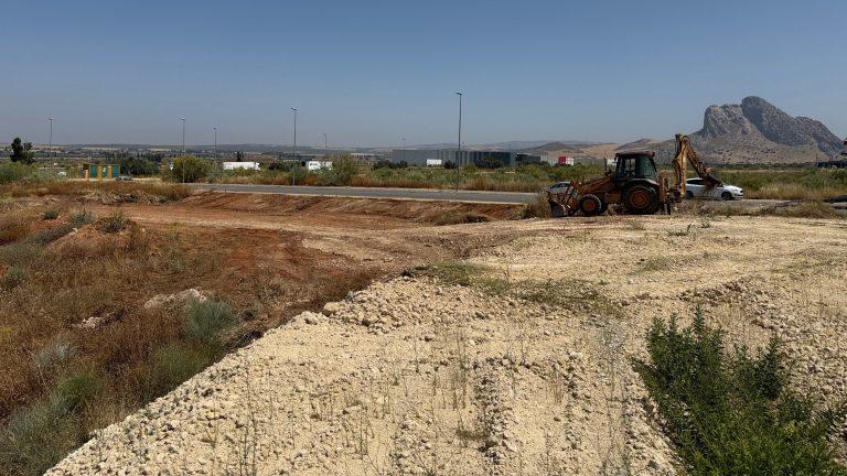 Obras para la construcción del nuevo taller de Veinluc en Antequera (junio 2025)
