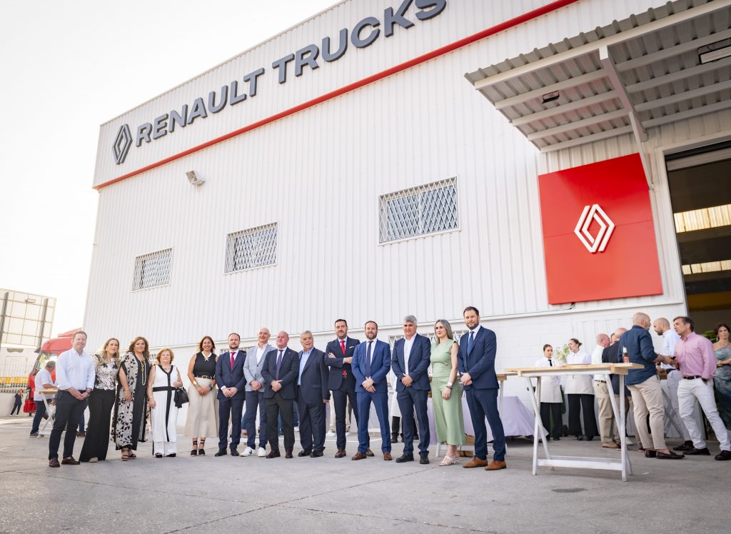 Representantes de Veinluc Renault Trucks y autoridades asistentes al acto inaugural