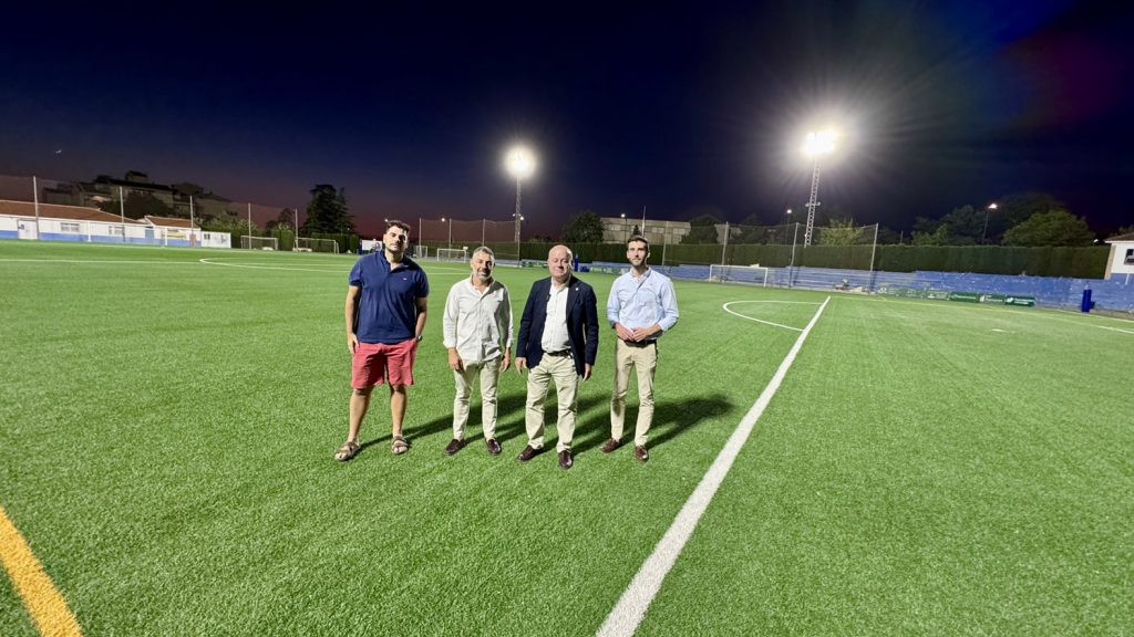 Responsables municipales y de las instalaciones deportivas en el campo de fútbol Ciudad de Antequera (junio 2025)
