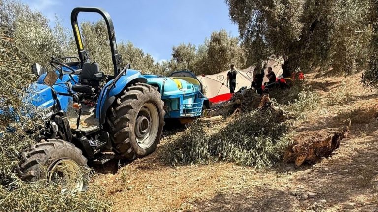 Tractor volcado en un terreno agrícola en Villanueva de Algaidas (foto Consorcio Provincial de Bomberos de Málaga)