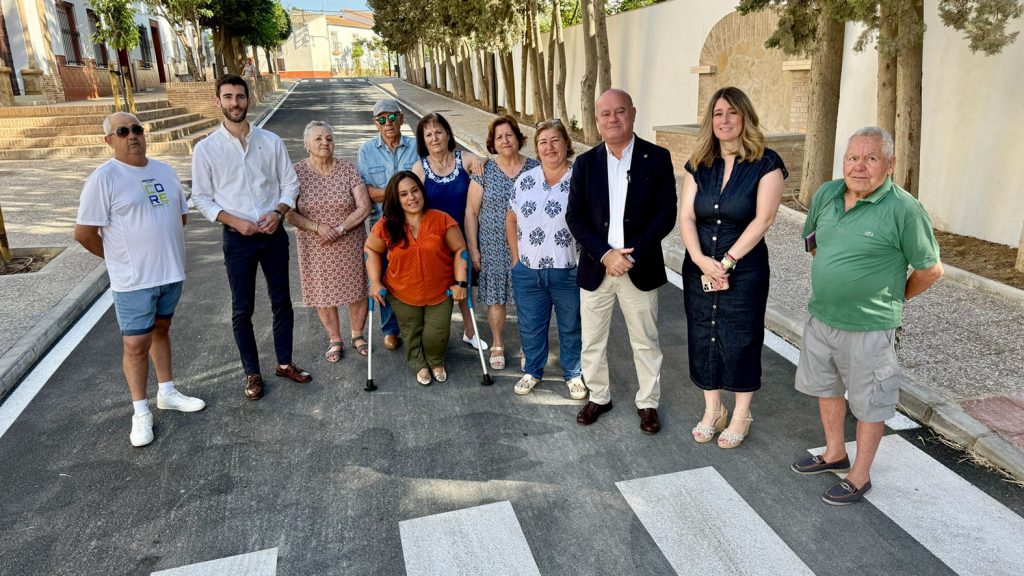 Vecinos de Bobadilla y responsables municipales en la visita a la calle San Rafael (junio 2025)