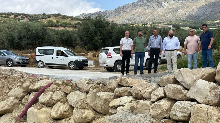 Visita del delegado de Desarrollo Rural, Fernando Fernández (centro), a una de las obras en caminos rural de Villanueva de la Concepción (junio 2025)