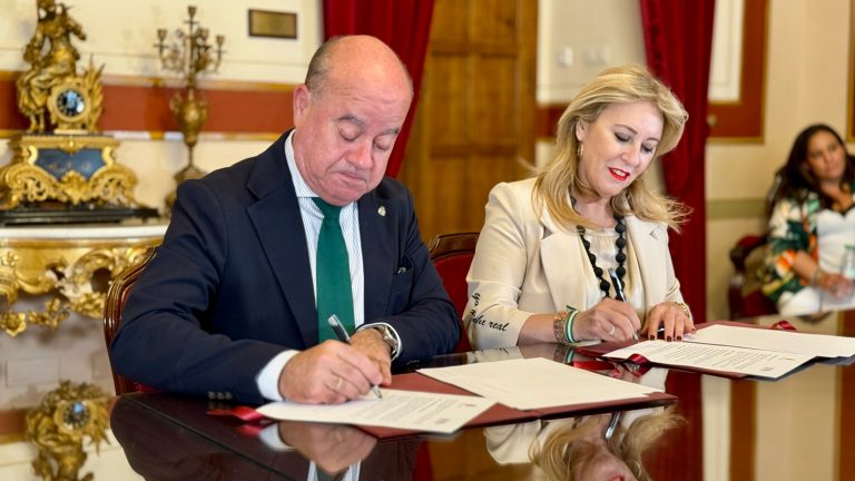 El alcalde, Manolo Barón, junto a la consejera de Economía y Hacienda, Carolina España.