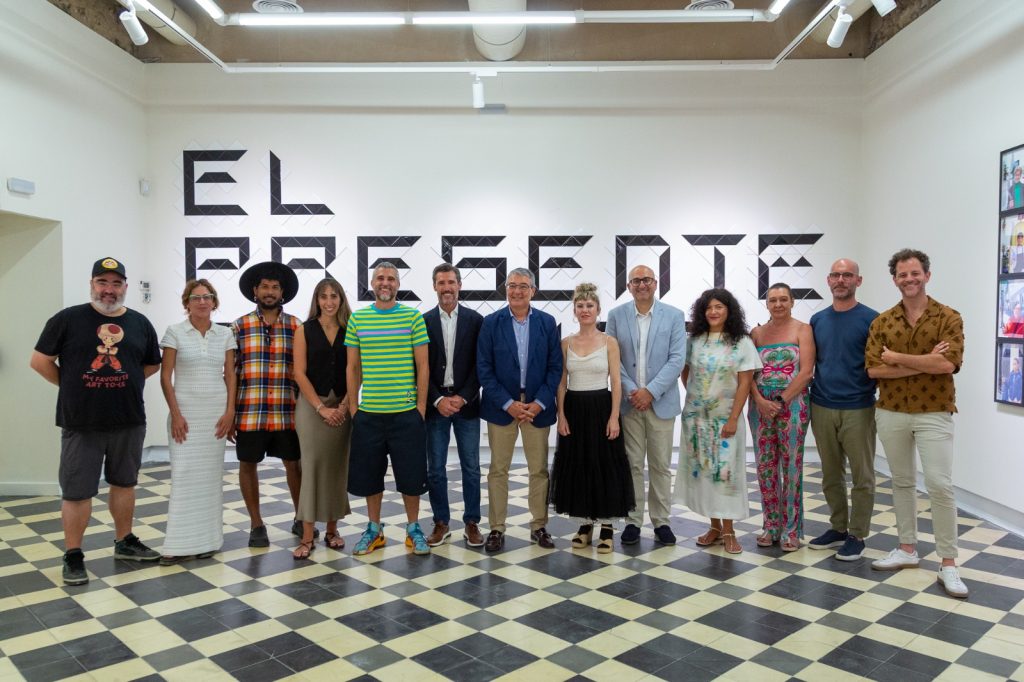 Artistas, representantes del sector cultural y autoridades, en la presentación de la exposición 'Rara. Residencia de arte' en La Térmica (julio 2025)