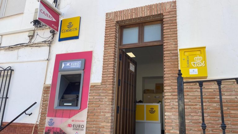Cajero automático junto a las instalaciones de Correos en Fuente de Piedra (julio 2025)
