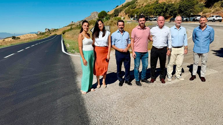 Ediles de los ayuntamientos de Antequera y Villanueva de la concepción y el parlamentario andaluz José Ramón Carmona (izda) en la A-343 (julio 2025)