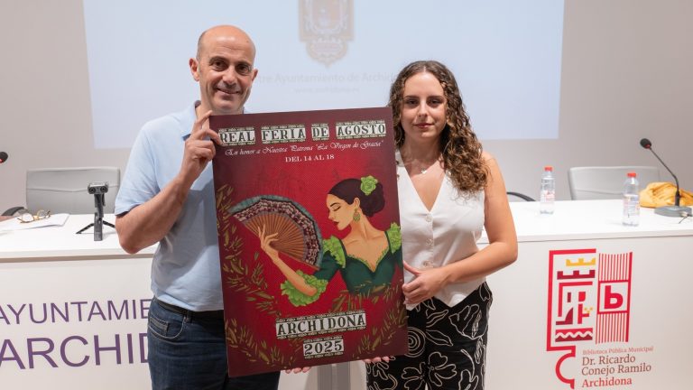 El alcalde Manuel Almohalla y Karín Astorga, autora del cartel de la Real Feria de Agosto de Archidona 2025 (julio 2025)