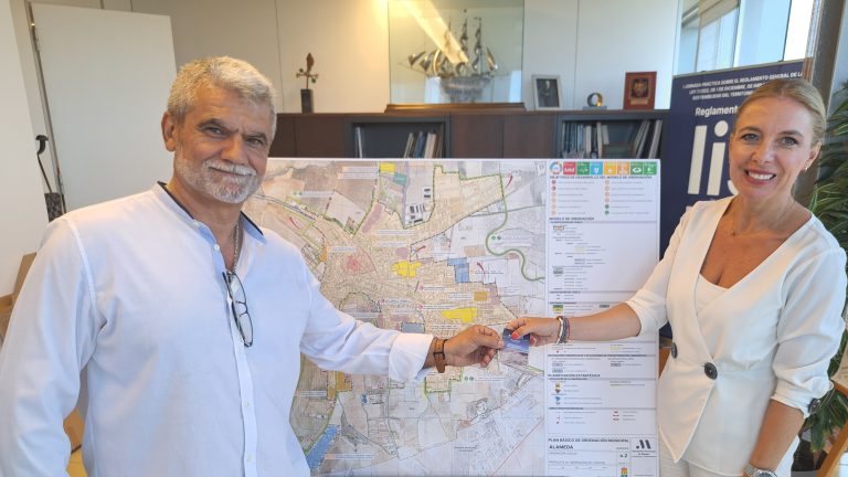 El alcalde de Alameda, José García, y la diputada provincial delegada de Fomento, Nieves Atencia (julio 2025)