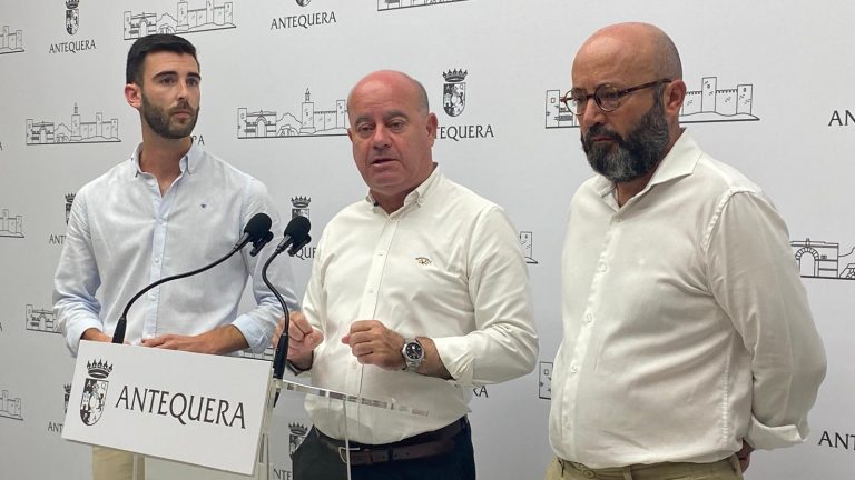 El alcalde de Antequera, Manolo Barón, junto a los ediles José Manuel Fernández y José Medina Galeote (julio 2025)