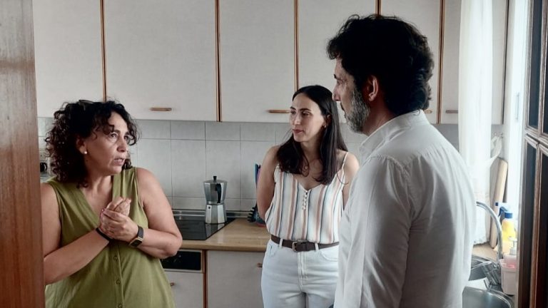 El diputado Francisco José Martín, junto a la edil María Sierras (centro), en la casa de agogida de Antequera beneficiada con la ayuda de la Diputación (julio 2025)