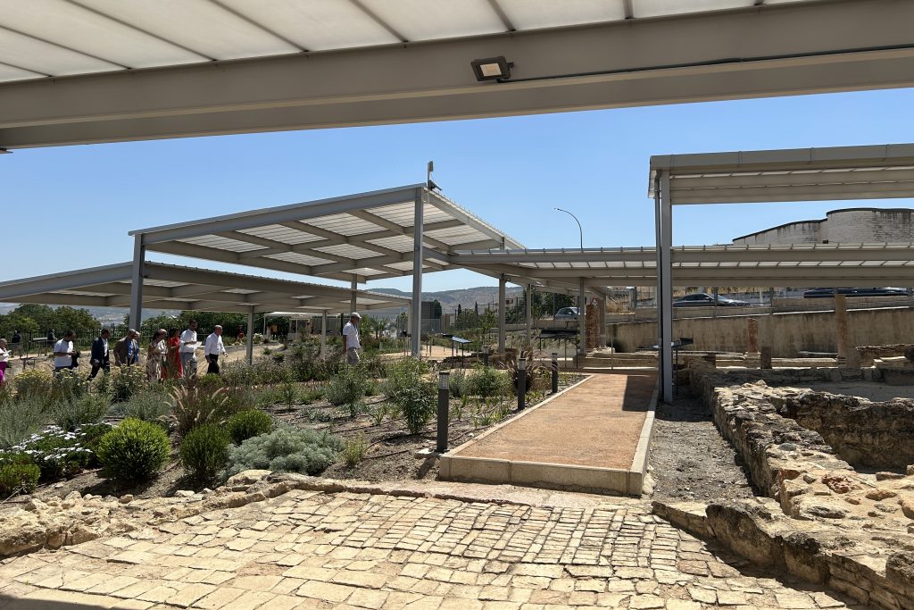 En la inauguración, las autoridades presentes han recorrido parte del yacimiento arqueológico de la Villa Romana de la Estación de Antequera (julio 2025)