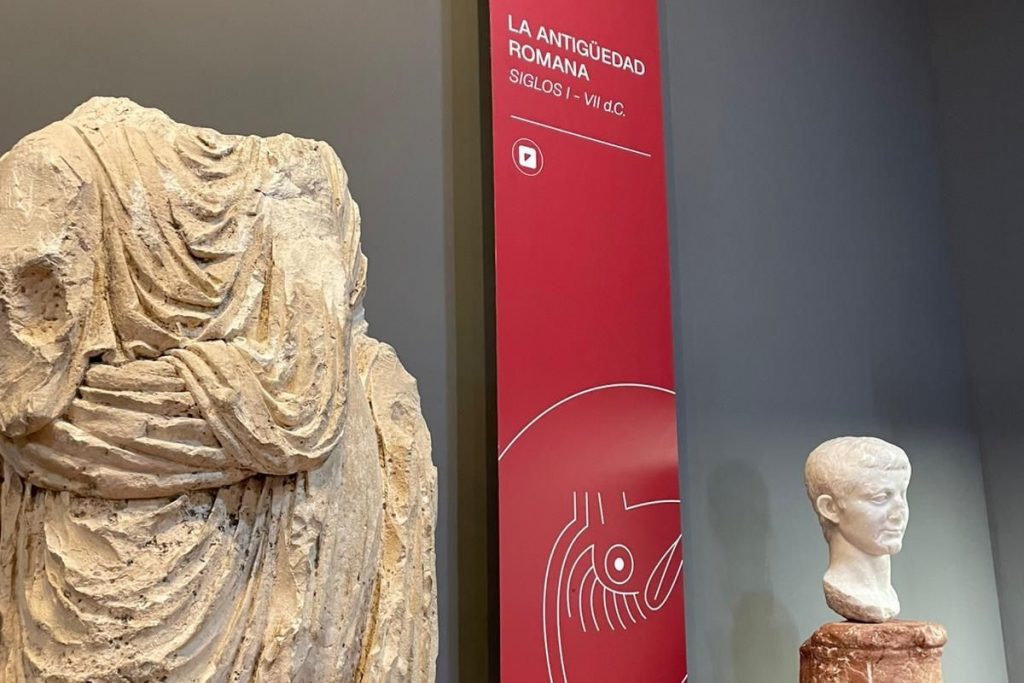 Escultura y busto de la época romana del Museo Histórico Municipal de Teba (julio 2025)