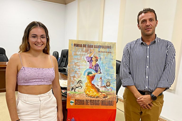 Esperanza Gallardo y el alcalde José María González en la presentación del cartel de la Feria y Fiestas en honor de San Bartolomé (agosto 2022)