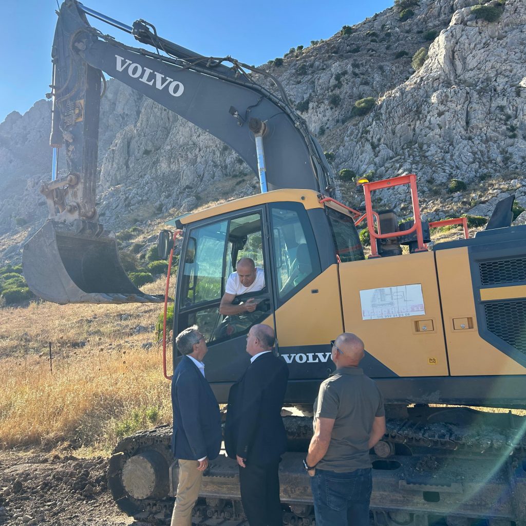 Francisco Salado, presidente de la Diputación, y Manolo Barón, alcalde de Antequera, conversando con uno de los operarios de las obra en la carretera MA-4402 de acceso a La Joya (julio 2025)
