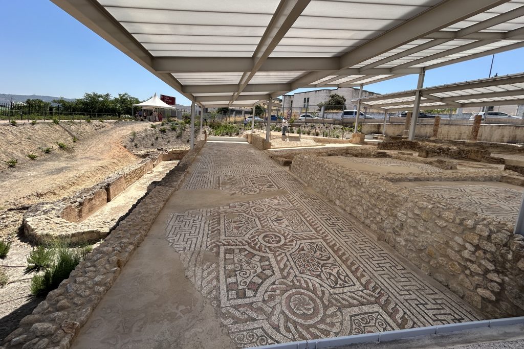 Galería norte la Villa Romana de la Estación de Antequera vista desde la zona oeste, entre el ninfeo (izda) y la zona de los dormitorios de verano (dcha) (julio 2025)