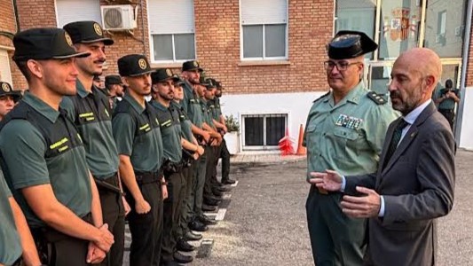 Javier Salas, subdelegado de Gobierno, saludando a agentes de la Guardia Civil que se incorporaran con la Operación Verano 2025 (julio 2025)