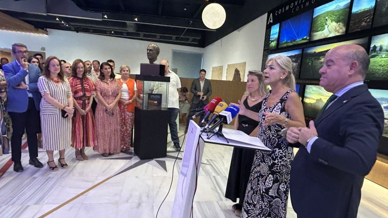 La consejera de Cultura, Patricia del Pozo, junto al alcalde Manolo Barón y la directora de los Dólmenes de Antequera, Carmen Mora, en la celebración del noveno aniversario como Patrimonio Mundial
