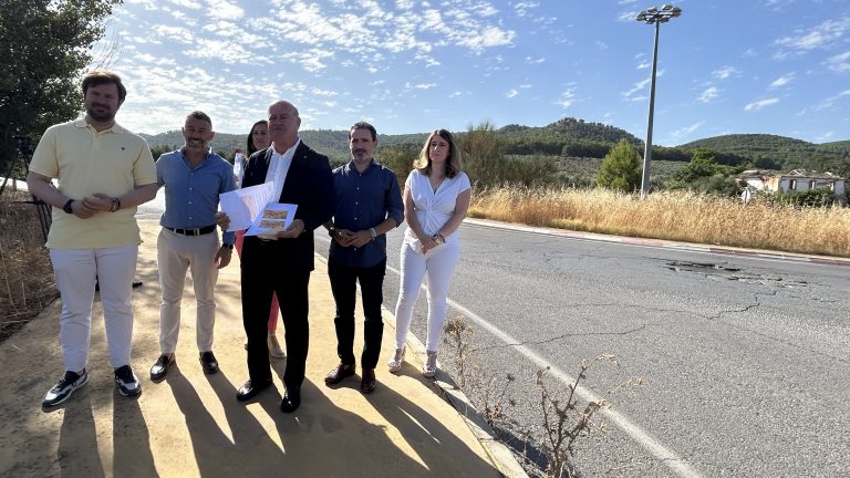 Miembros del Gobierno municipal y el parlamentario andaluz José Ramón Carmona (dcha), junto a una de las rotondas de la A-7282 de Antequera (julio 2025)
