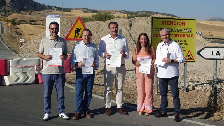 Miembros del PSOE en la carretera MA-4402 de acceso a la pedanía antequerana de La Joya (julio 2025)
