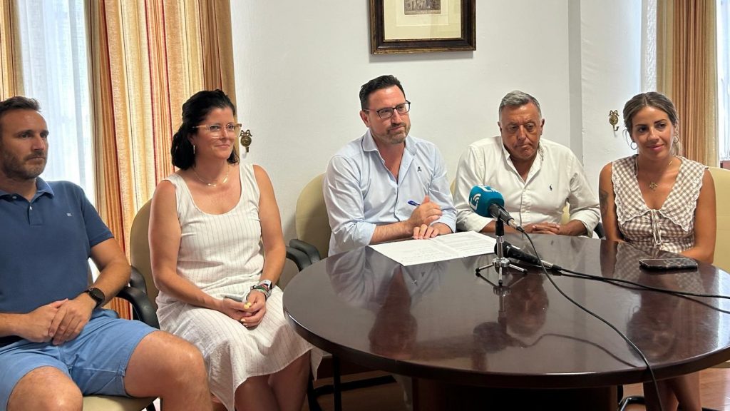 Miguel Ángel Sánchez, alcalde de Sierra de Yeguas (centro), junto su equipo de Gobierno, en el balance de gestión en el ecuador del mandato municipal (julio 2025)
