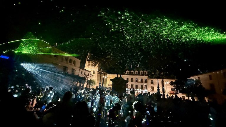 Recreación de auroras boreales en el Coso Viejo, en el Antequera Light Fest 2025 (julio 2025)