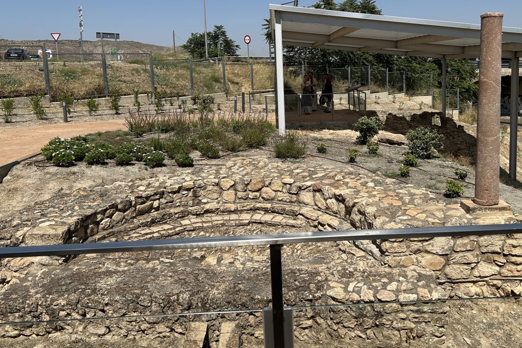 Restos de una fuente ornamental de la Villa Romana de la Estación de Antequera (julio 2025)