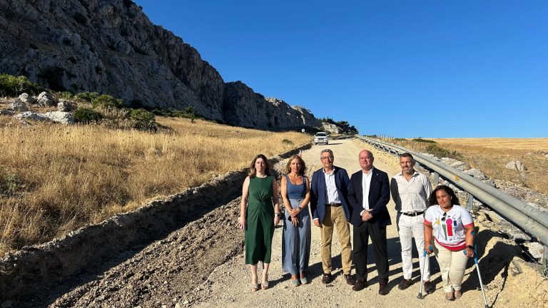 Teresa Molina, Nieves Atencia, Francisco Salado, Manolo Barón, Juan Rosas y Sara Ríos, en la visita a las obras de la MA-4402 (julio 2025)