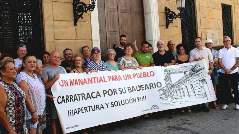 Vecinos y responsables IU a nivel local y regional, junto al hotel balneario de Carratraca (julio 2025)