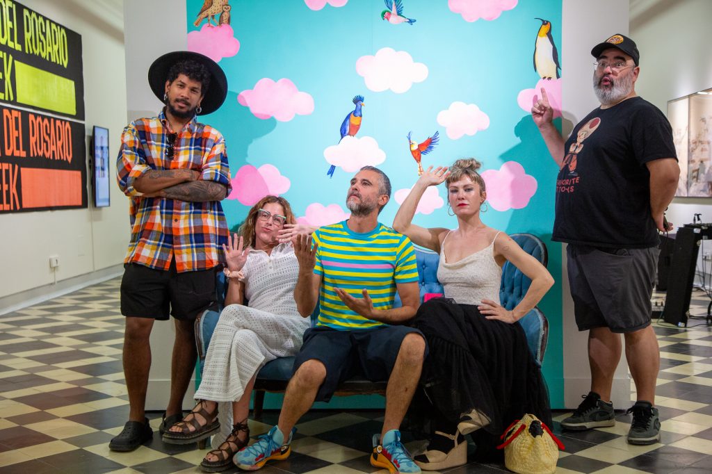 Verónica Ruth Frías (dcha) y Cryro García (centro), junto con otros artistas que exponen en 'Rara. Residencia de arte' en La Térmica (julio 2025)