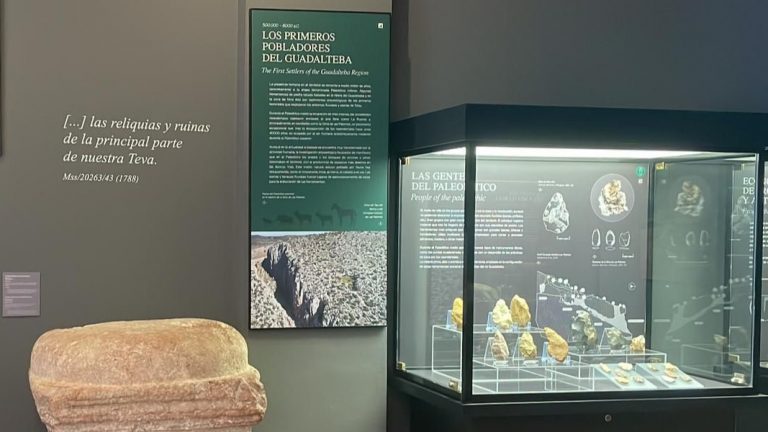 Vitrina con piezas halladas sobre los primeros pobladores del territorio del Guadalteba en el Museo Histórico Municipal de Teba (julio 2025)
