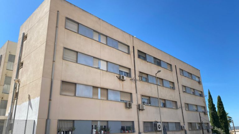 Bloque de viviendas públicas del número 7 de la avenida de la Estación de Antequera (agosto 2025)