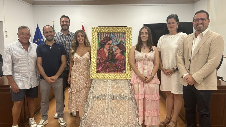 Carmen Ruiz Sánchez (a la izda del cuadro), junto al alcalde de Sierra de Yeguas, Miguel Ángel Sánchez (izda) y el equipo de Gobierno local (agosto 2025
