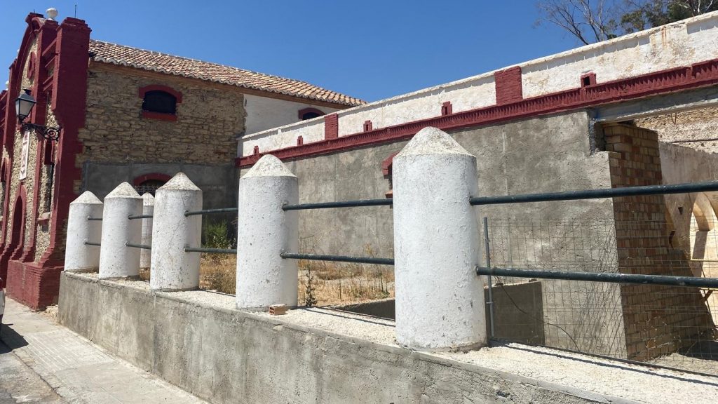 Edificio del antiguo depósito de agua del barrio de Veracruz de Antequera (agosto 2024)