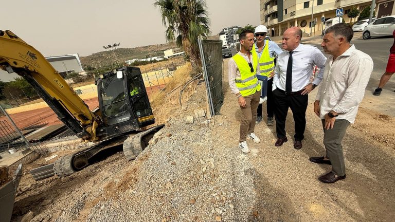El alcalde Manolo Barón (centro) y el edil de Deportes (dcha), Juan Rosas, junto al arquitecto Marcos Sánchez, durante la visita a las obras (agosto 2025)