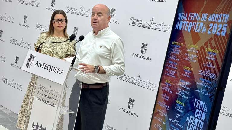 El alcalde Manolo Barón, junto a Elena Melero, edil de Fiestas Mayores, en la presentación de la programación musical de la Real Feria de Agosto de Antequera 2025 (agosto 2025)