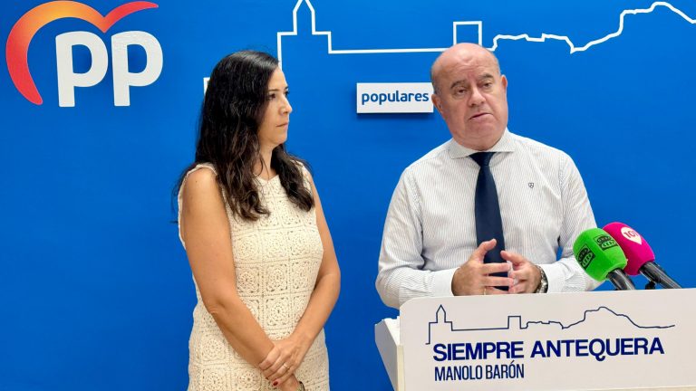 El alcalde Manolo Barón, junto a la portavoz del PP en el Ayuntamiento de Antequera, Ana Cebrián (agosto 2025)