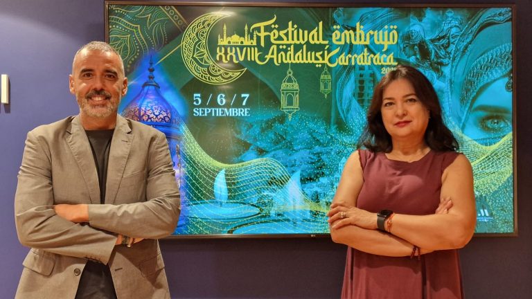 El diputado Luis Rodríguez y la alcaldesa de Carratraca, Marian Fernández, en la presentación del XXVIII Festival Embrujo Andalusí (agosto 2025)