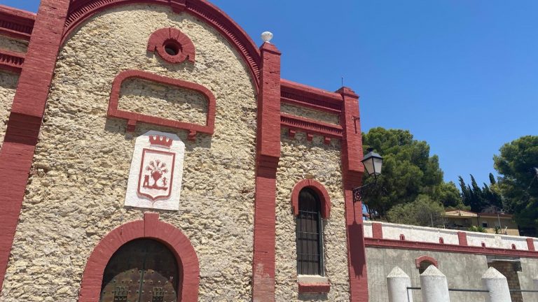 Fachada del antiguo depósito de agua del barrio de Veracruz de Antequera (agosto 2024)