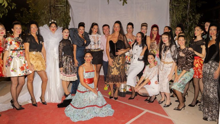 Francisco Valencia, junto a modelos participantes del desfile 'Raíces'