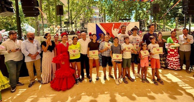 Ganadores del X Concurso Nacional de Porra Antequerana, junto responsables municipales y la pregonera y la regidora de la Real Feria de Agosto de Antequera 2025