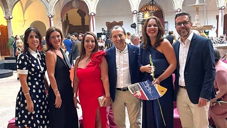José Luis Ruiz Espejo (centro), junto a otros miembros del PSOE de Antequera en el patio del Ayuntamiento, antes del acto del pregón de la Real Feria de Agosto (agosto 2025)