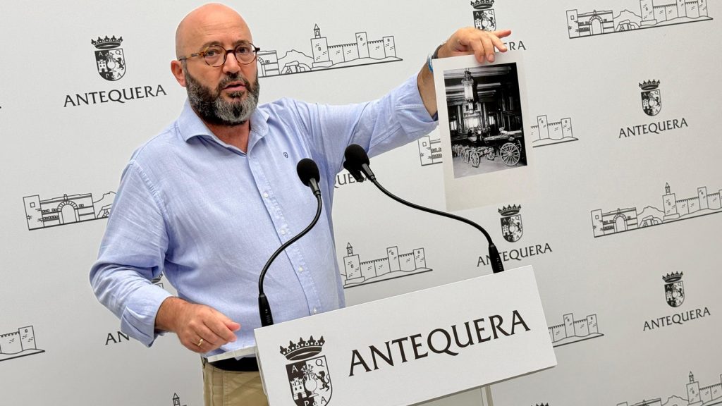 José Medina Galeote, concejal de Patrimonio Histórico de Antequera, mostrando una imagen del Coche de las Presidentas (agosto 2025)