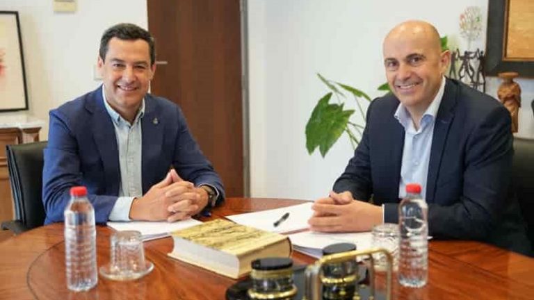 Juanma Moreno, presidente de la Junta de Andalucía, y Manuel Almohalla, alcalde de Archidona, en la reunión mantenida en el Ayuntamiento (agosto 2025)